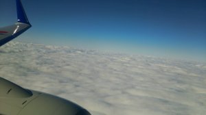雲海の広がる先に青空が広がる。飛行は順調に・・。