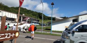 グリンピア大沼に到着、早速テニスコートへ・・。