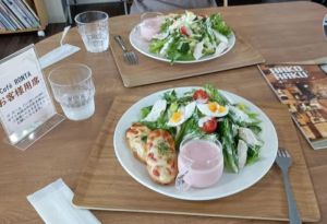 山盛りの野菜とスムージー、ここの「サラダプレート」は確かにすごい♪♪
