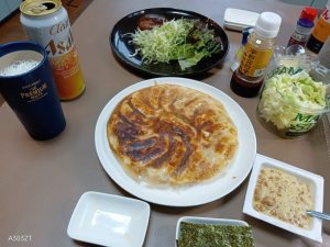 ハンバーグは１個しかなかったので半分こ・・。