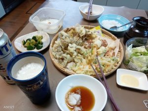 マイタケをメインに、ちくわ天、かき揚げも・・。