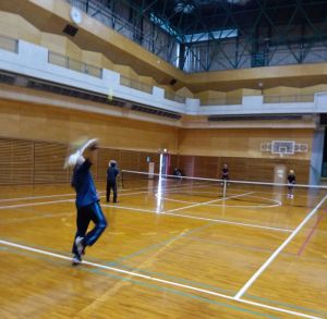 ご覧の通り、上からサーブ・・。